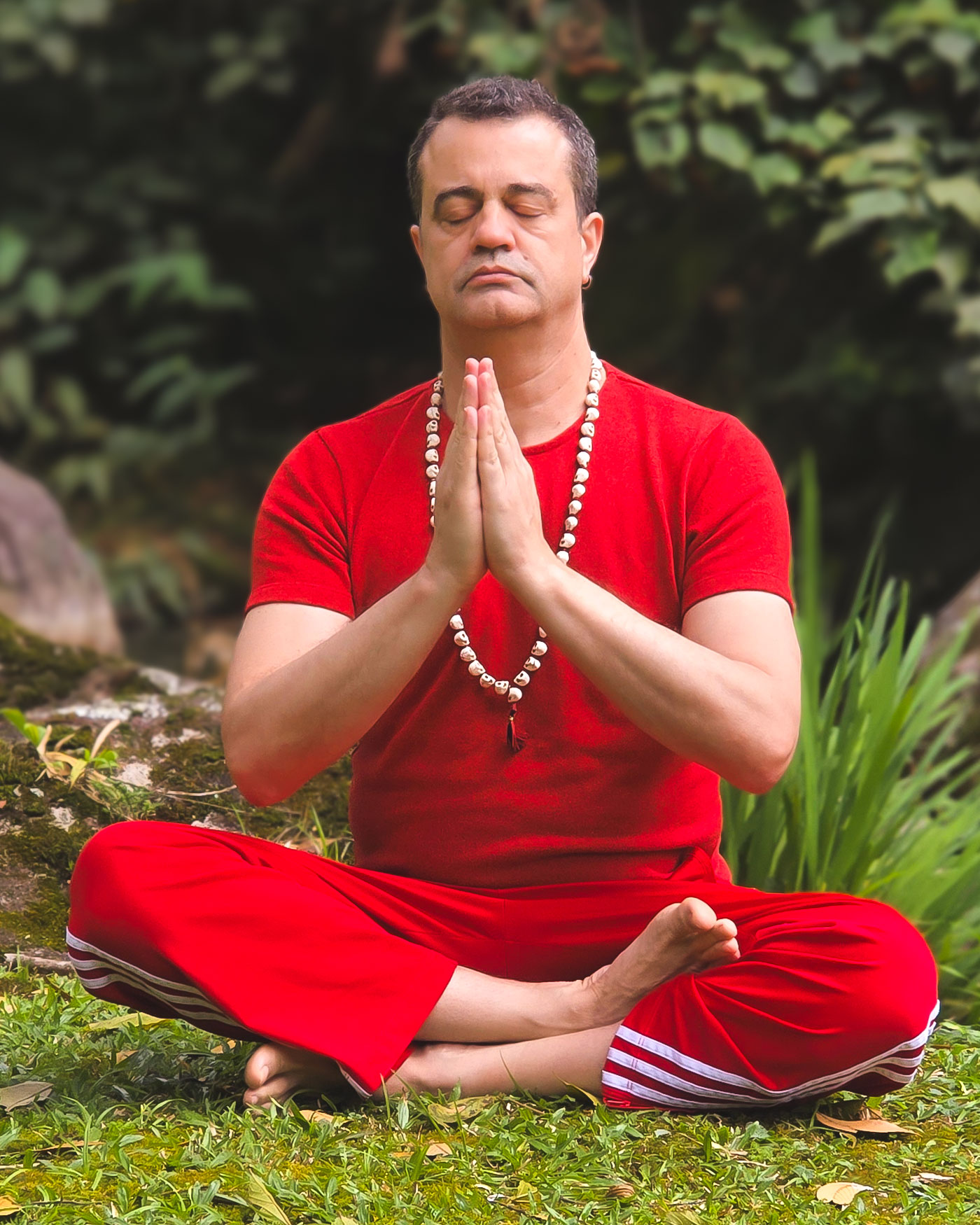 O Caminho do Tantra Tradicional e a Integração Somática Fábio Nirvano meditando